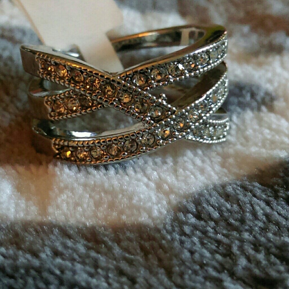 NWT ELEGANT SILVER CRYSTAL CROSS RING - Picture 6 of 6